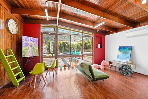 Prime Glen Huntly Beauty - 4BR Family Home W Pool - Travel Agents 3