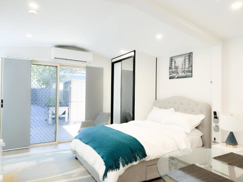Private, Local Living Studio In Mascot, Airport - Tourism Guide 0