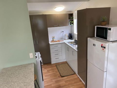 Private Guesthouse - Pet Friendly - Walk To Beach - Travel Search 1