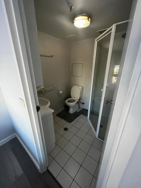 Private Room With Ensuite In The CBD - Cruises Travel 3