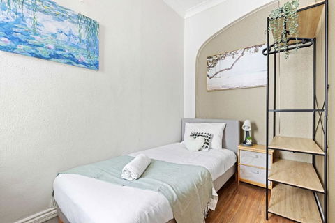 Private Single Room - Conveniently Located At Glebe - Shared Bathroom - Cruises Travel 0