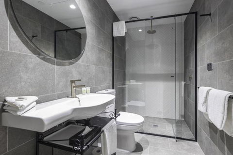 Q Squared Serviced Apartments - Cruises Travel 3