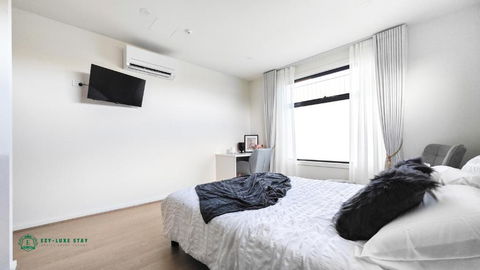 Queen Bed Stylish Suite With TV - Room 12 - Travel Search 0