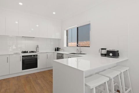 Quiet 2-Bed Retreat With Private Courtyard - Tourism Guide 1