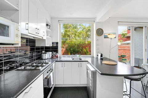 Quiet And Peaceful Beachside 1BR Retreat W Parking - Tourism Guide 1