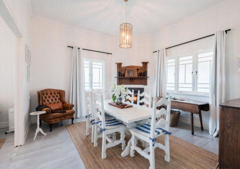 Pretty Pink Queenslander With Spectacular Views! - Tourism Guide 2