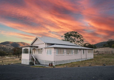 Pretty Pink Queenslander With Spectacular Views! - Tourism Guide 0