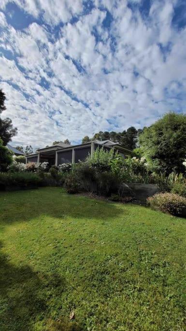 Quiet Family Retreat Getaway - Wildlife Park, Sovereign Hill, Kryall Castle And City At Your Door - Modern House, 8 Guests, 4 Bedrooms, 5 Beds - Travel Agents 0