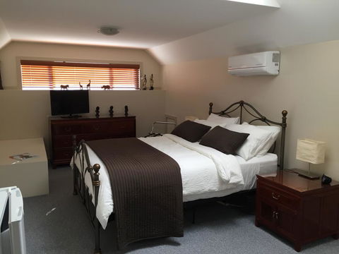 Atina Rocks Country Homestead - Tourism Guide 0