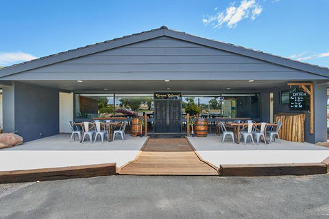 Australian Homestead Motor Lodge - Tourism Guide 1