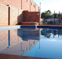 Australian Settlers Motor Inn - Cruises Travel