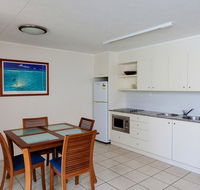 Baden 50 - Rainbow Shores Swimming pool walk to beach tropical surroundings - Travel Search