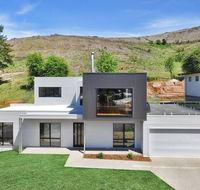 Balcony to Bogong - modern house ten minute stroll to town - Travel Search
