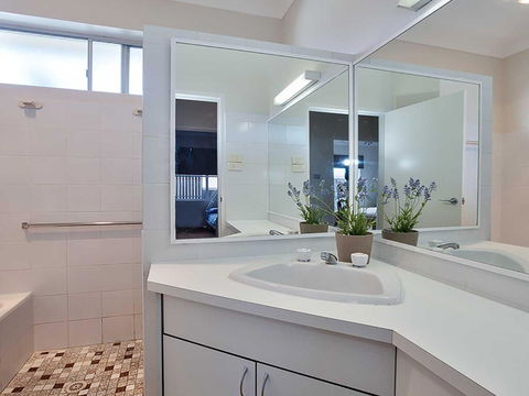 Banyan' 14 Montevideo Parade - Spacious Three Bedroom Pet Friendly Property With Air Con - Cruises Travel 2