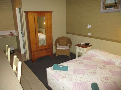 Barcaldine Country Motor Inn - Travel Search 1