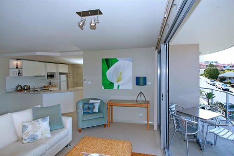 Bayview Apartments, Unit 7/42 Stockton Street - Cruises Travel 3