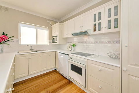 Bayview Towers, Unit 1/15 Victoria Parade - Cruises Travel 3