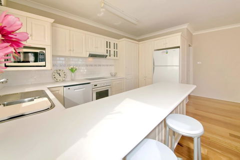 Bayview Towers, Unit 1/15 Victoria Parade - Cruises Travel 2