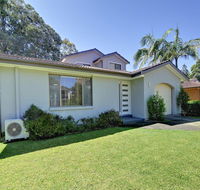 Beach House' 8 Mistral Close - large house with aircon - Cruises Travel