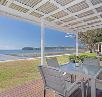 Beached Inn' 93 Foreshore Drive - Spacious beach front house - Cruises Travel