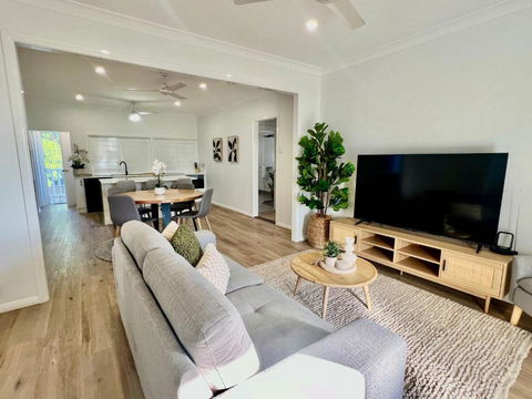 Renovated Queenslander - Upstairs 2km To Stadium - Cruises Travel 1