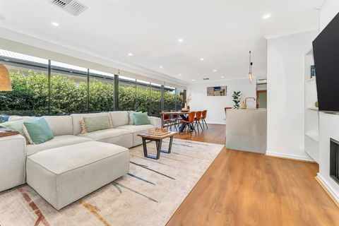 Redbrick Retreat - Generous Coastal Escape - Tourism Guide 0