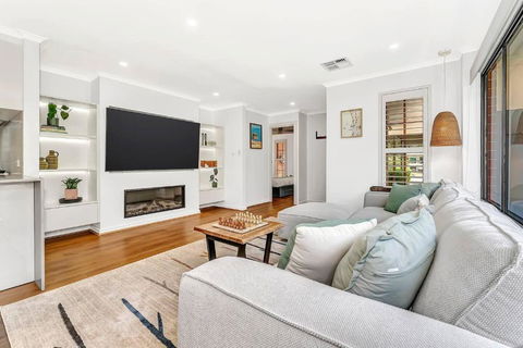 Redbrick Retreat - Generous Coastal Escape - Tourism Guide 1