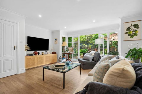 Reed Cottage - Travel Agents 2