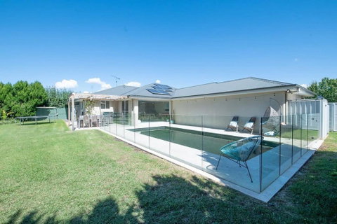 Regand Retreat - Luxurious Family Home, Pool - Tourism Guide 2