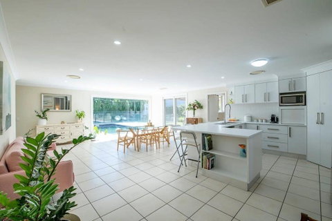 Regand Retreat - Luxurious Family Home, Pool - Tourism Guide 3