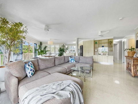 Relaxing Ocean View Apartment In Buddina - Tourism Guide 0