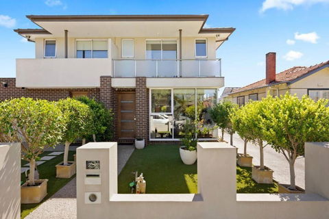 Renovated Bright Modern Retreat - Travel Agents 0