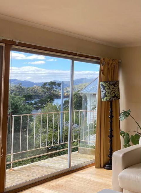 Retro Apartment Cornelian Bay - Water Views - Travel Search 2