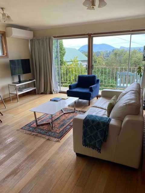 Retro Apartment Cornelian Bay - Water Views - Travel Search 1
