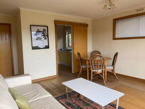 Retro Apartment Cornelian Bay - Water Views - Travel Search 3