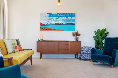 Retro Beach House - Travel Search 2