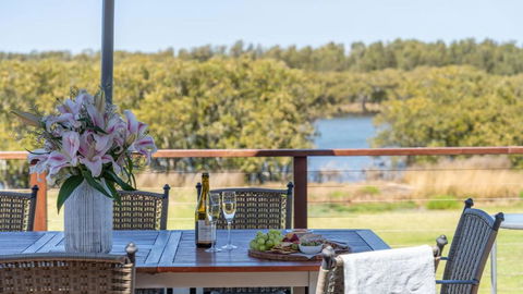 Riverside Retreat, Coolangatta, Near Seven Mile Beach - Tourism Guide 2