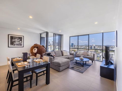 Riverview 2BR Delicate Apt, 1min To Train Station - Cruises Travel 0