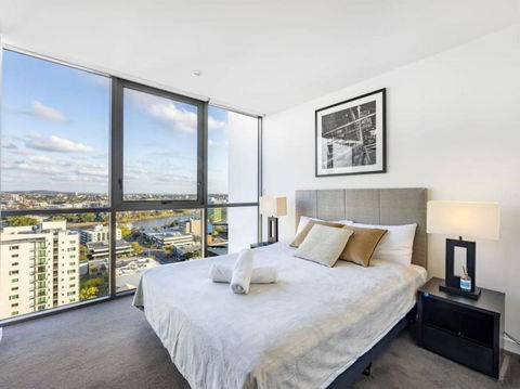 Riverview 2BR Delicate Apt, 1min To Train Station - Cruises Travel 3