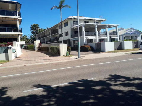 Residential Two-bedroom Unit On The Strand, Self-check In, Wi-fi - Cruises Travel 3