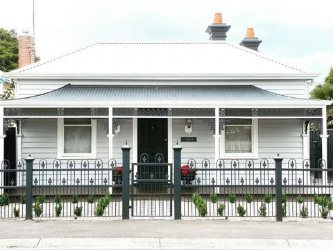 Saint Brides - Superior Boutique Accomodation - STEPS TO PAKINGTON STREET - Travel Agents 0