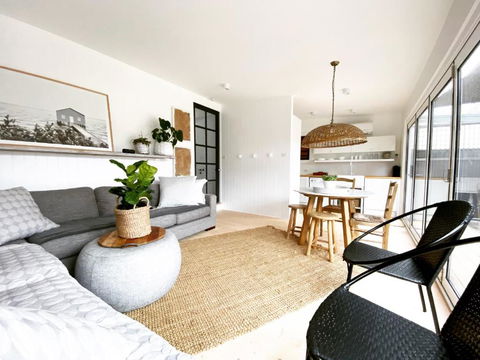 Saint Brides - Superior Boutique Accomodation - STEPS TO PAKINGTON STREET - Travel Agents 2