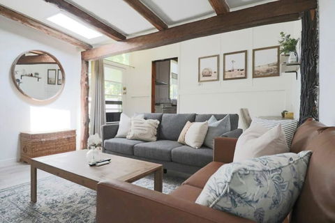 Rustic Chic 200 Metres From CBD - Travel Search 0