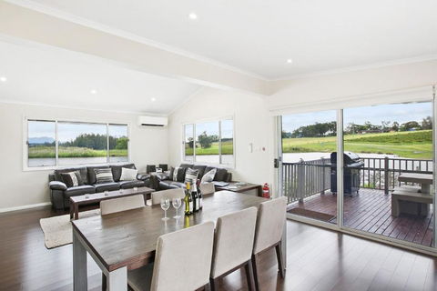 Romantic Lakehouse Set In A Private Vineyard In The Hunter Valley - Cruises Travel 2