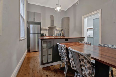 Rose Cottage - Stroll To CBD, Leafy Setting - Travel Search 1
