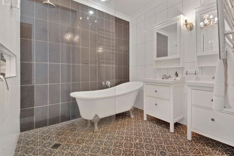 Rose Cottage - Stroll To CBD, Leafy Setting - Travel Search 3