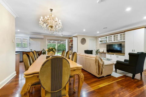 Roselawn Manor - 5 Bedroom Entertainer - Travel Agents 3