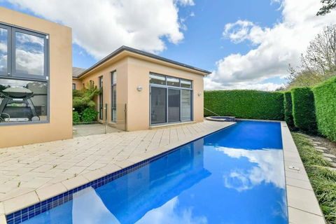 Roselawn Retreat - Pool, Incredible Views, Sleeps 8 - Tourism Guide 3