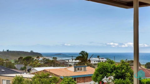 Rosies Retreat - 300m To The Sandy Shores Of Caves Beach - Travel Search 1