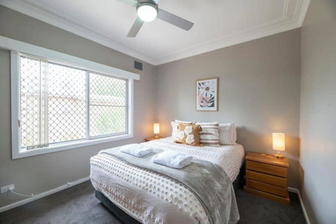Roycox Cottage - Charming Escape, Fireplace - Tourism Guide 1